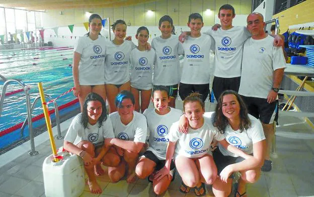 Nadadores del equipo Igartza-Txindoki TIM que se desplazaron a las piscinas de Hernani. 