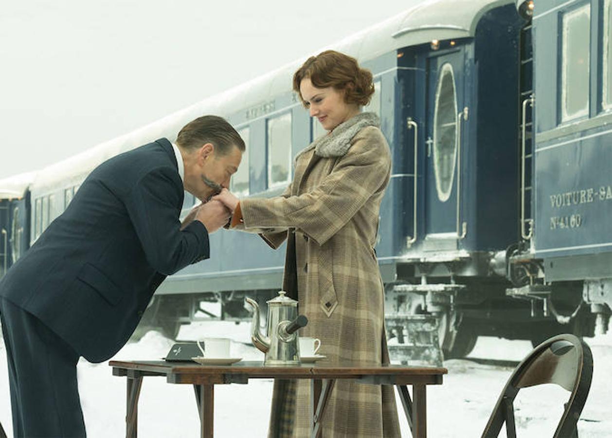 Daisy Ridley y Kenneth Branagh en 'Asesinato en el Orient Express