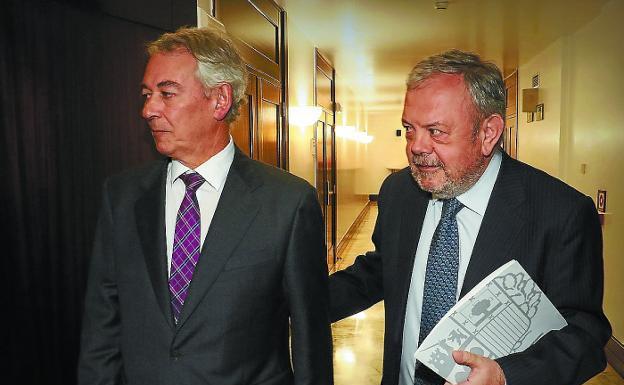 El parlamentario del PP vasco y portavoz para asuntos económicos, Antón Damborenea, con el consejero de Hacienda,Pedro Azpiazu.