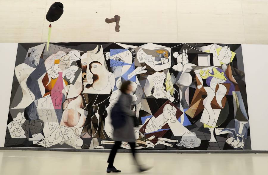 El Museo San Telmo acoge una exposición del artista donostiarra José Ramón Amondarain en la que no podrá exhibir ocho grandes lienzos sobre el proceso creativo de la obra a causa de las leyes de propiedad intelectual