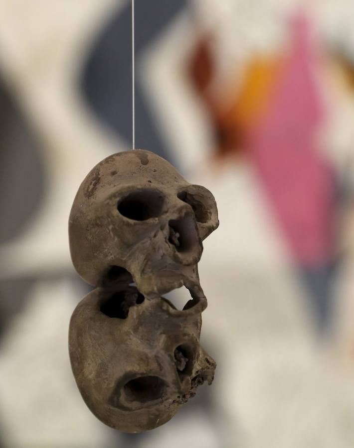 El Museo San Telmo acoge una exposición del artista donostiarra José Ramón Amondarain en la que no podrá exhibir ocho grandes lienzos sobre el proceso creativo de la obra a causa de las leyes de propiedad intelectual