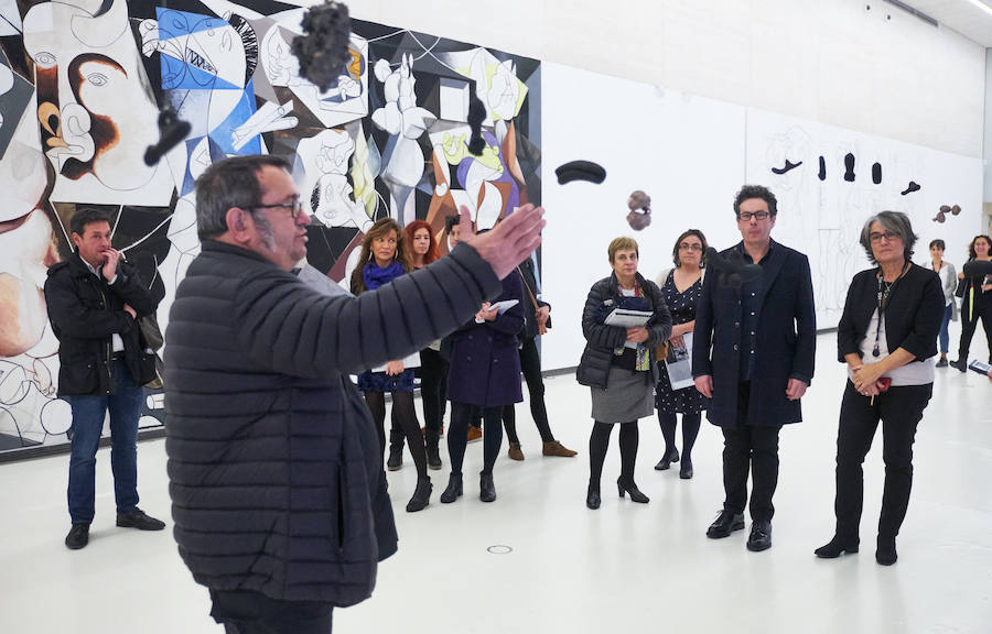 El Museo San Telmo acoge una exposición del artista donostiarra José Ramón Amondarain en la que no podrá exhibir ocho grandes lienzos sobre el proceso creativo de la obra a causa de las leyes de propiedad intelectual