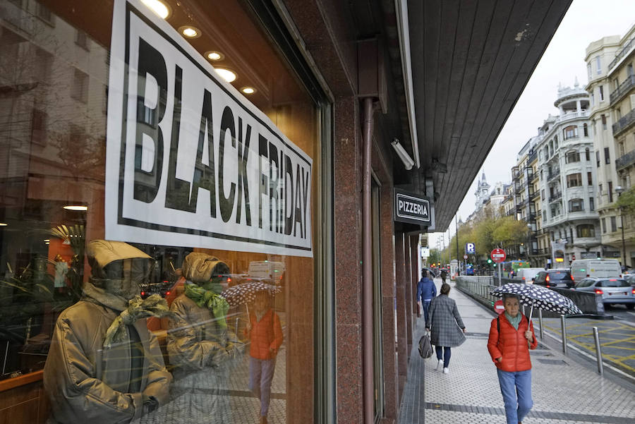 Decenas de establecimientos donostiarras presentan ofertas con motivo del 'Black Friday'