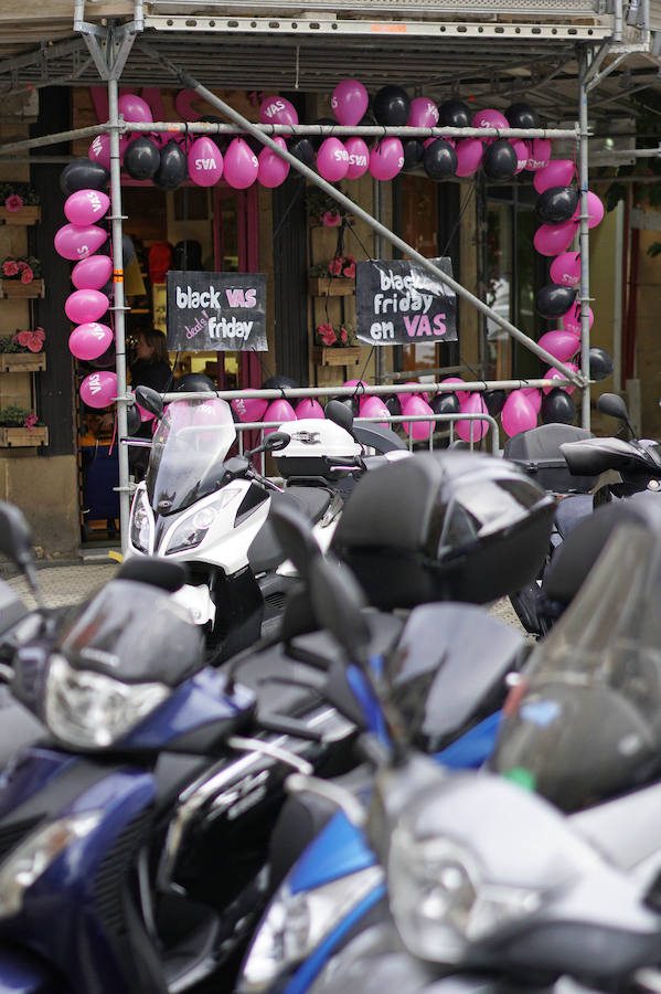 Decenas de establecimientos donostiarras presentan ofertas con motivo del 'Black Friday'