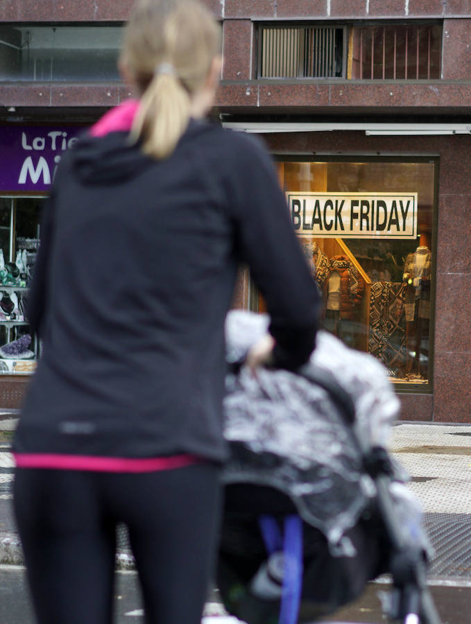 Decenas de establecimientos donostiarras presentan ofertas con motivo del 'Black Friday'