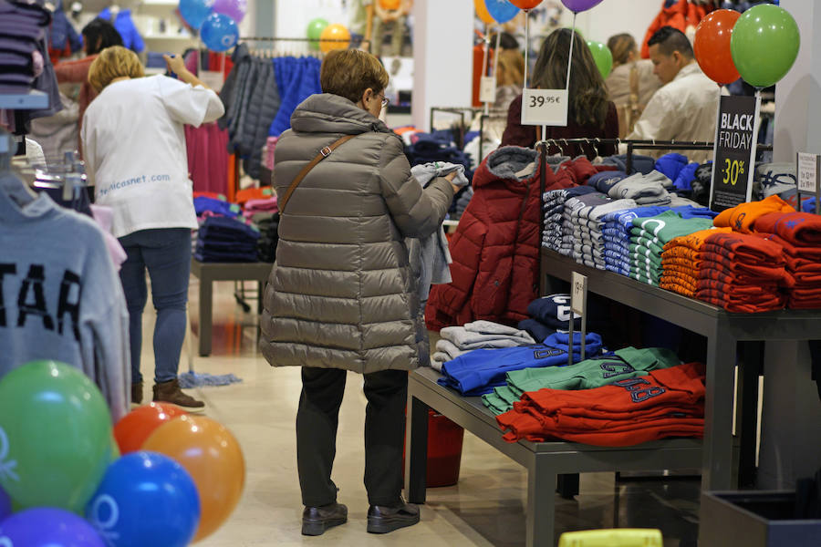 Decenas de establecimientos donostiarras presentan ofertas con motivo del 'Black Friday'