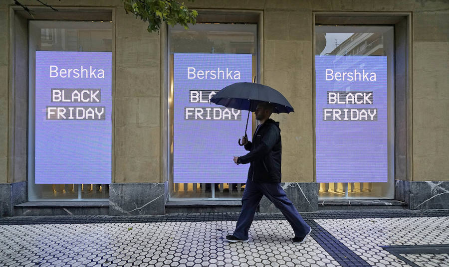 Decenas de establecimientos donostiarras presentan ofertas con motivo del 'Black Friday'