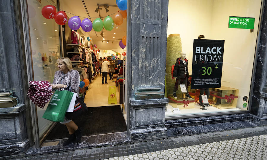 Decenas de establecimientos donostiarras presentan ofertas con motivo del 'Black Friday'