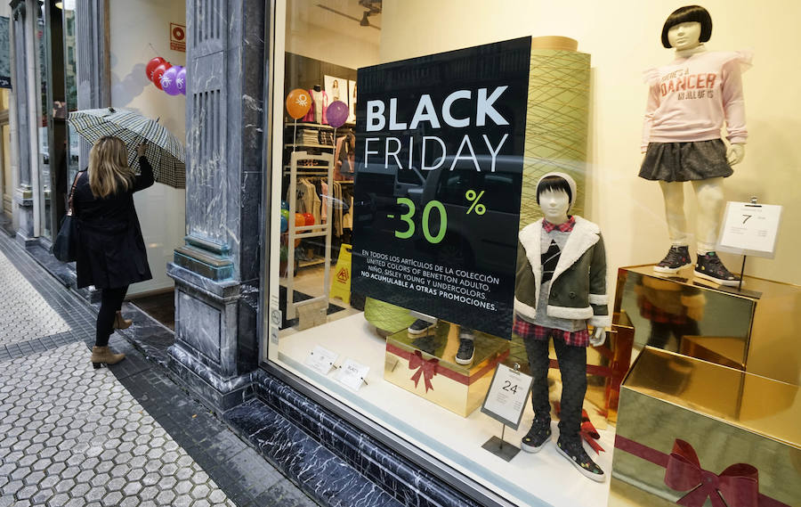 Decenas de establecimientos donostiarras presentan ofertas con motivo del 'Black Friday'