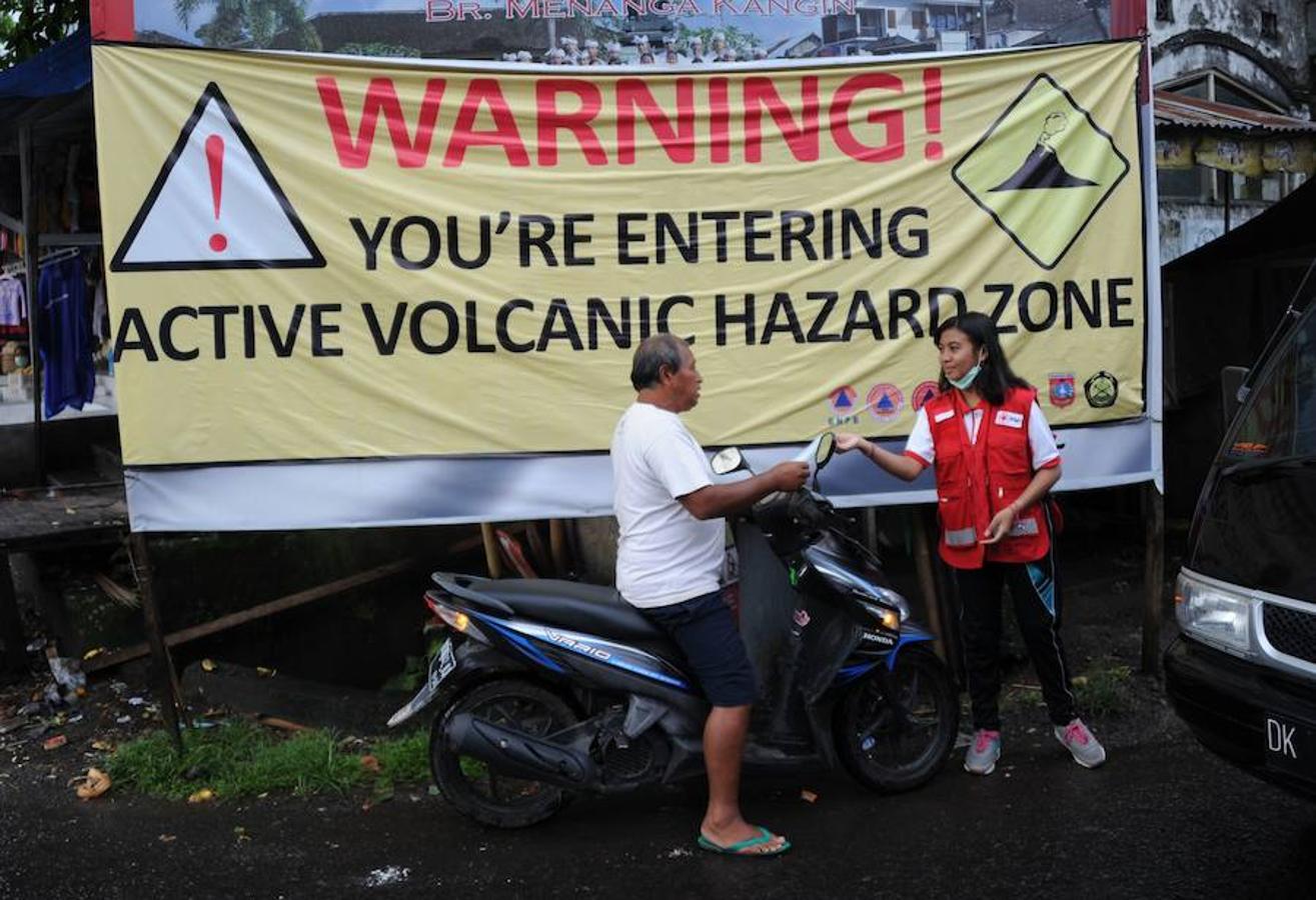 Miles de personas que viven a la sombra del volcán Agug, en la isla indonesia Bali, han huido de su hogar ya que existe la posibilidad de su primera erupción en más de 50 años. El monte Agung expulsó humo a más de 700 metros sobre su cumbre el pasado martes 21, provocando un éxodo de los asentamientos de la zona. Los ciudadanos se preparan para una posible gran erupción.