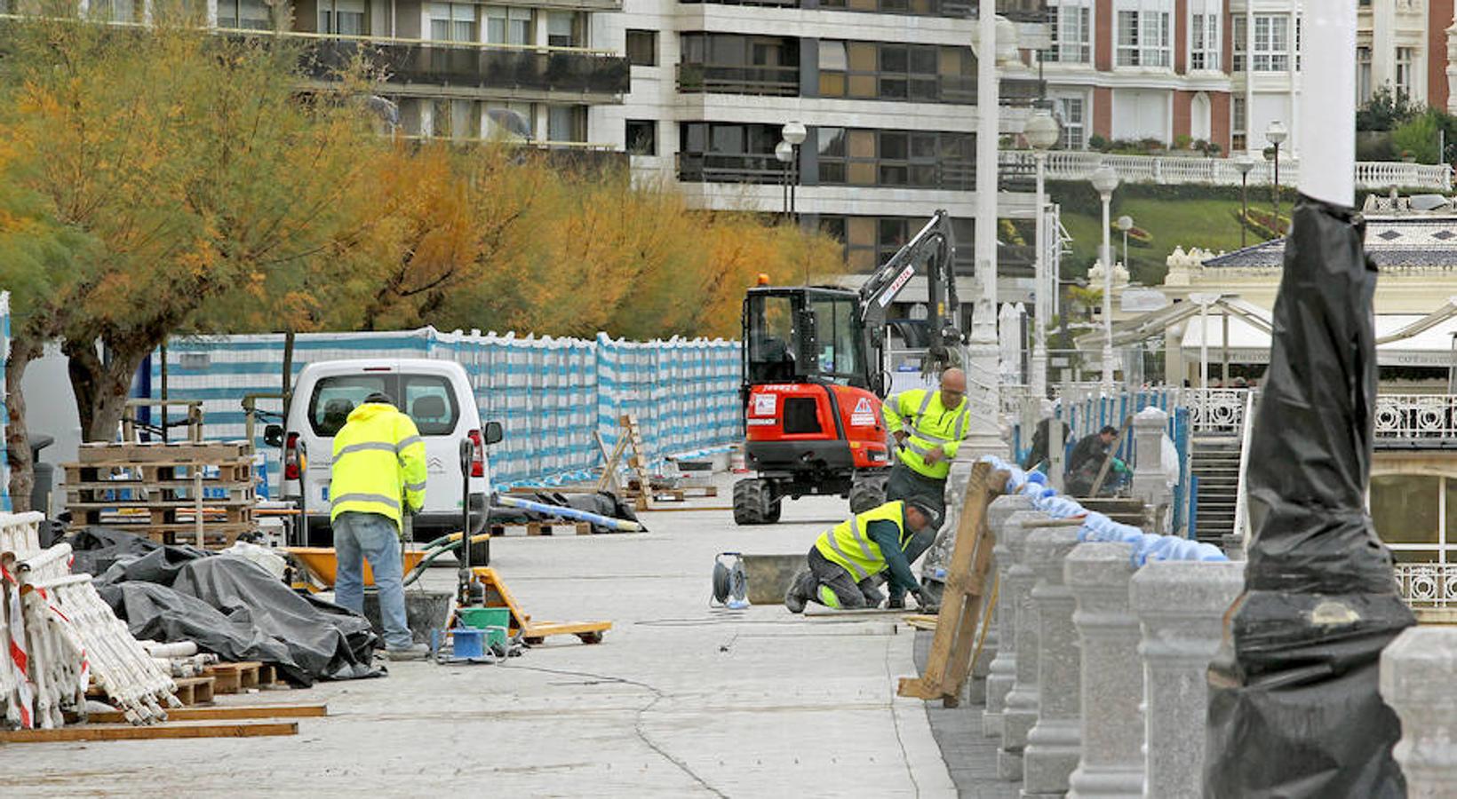 Quienes vengan en Navidad a la ciudad no tendrán impedimentos para hacerse una foto en la barandilla de La Concha. Los trabajos para sustituir el icónico pasamanos se desarrollan según lo previsto y van a permitir eliminar el molesto vallado actual durante las fiestas de fin de año.