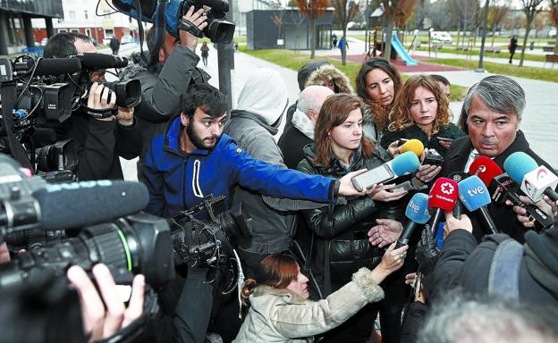 Agustín Martínez, abogado de tres de los jóvenes acusados de la supuesta violación, atendiendo a los medios ayer en Pamplona.