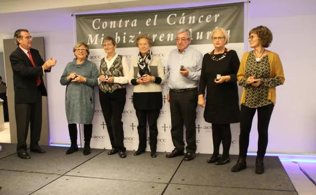 Valentín Lobato (vicepresidente), con los voluntarios homenajeados