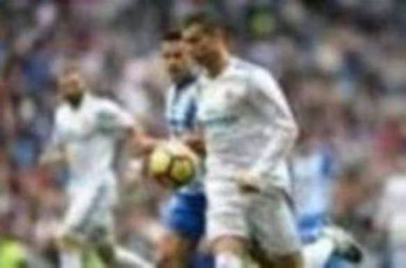 El Real Madrid venció al Málaga 3-2 en el Santiago Bernabéu. Un partido loco donde Benzema abrió la lata y Casemiro volvió a poner ventaja tras el empate de Rolan. El 'Chory' Castro volvió a poner las tablas tras un error de Kiko Casilla y Cristiano, que vio como Roberto paraba su penalti, anotaba a placer en el rechace para dar la victoria a los blancos. 