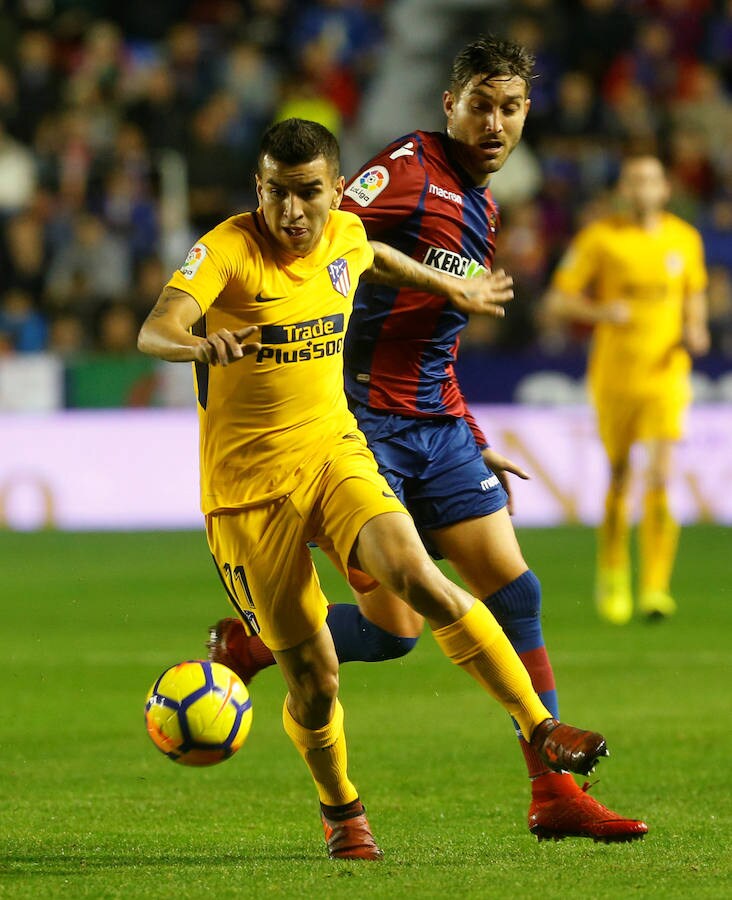 El conjunto rojiblanco venció por 5-0 en el Ciutat de València, donde no había ganado en la última década, con dobletes de Griezmann y Gameiro.