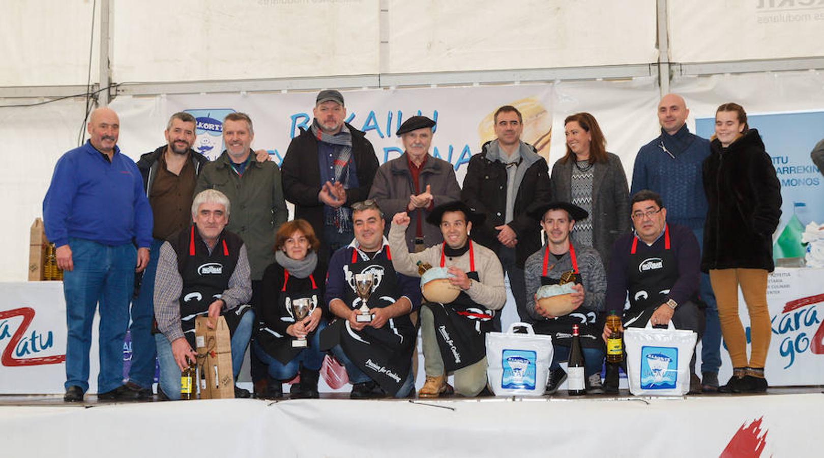 De las 36 parejas que han participado en el XXV concurso de bacalao de San Andrés de Eibar han sido los jóvenes Goren López e Iker Iraolagoitia, de la sociedad Unzaga, quienes se han llevado la txapela. El segundo premio ha sido para Maria MERCEDES Vaquero y Agustín Gómez de la asociación 'Amaña es la Caña'. La pareja formada por José Miguel Tejedor y Javier Ruiz ha ganado el tercer puesto. 