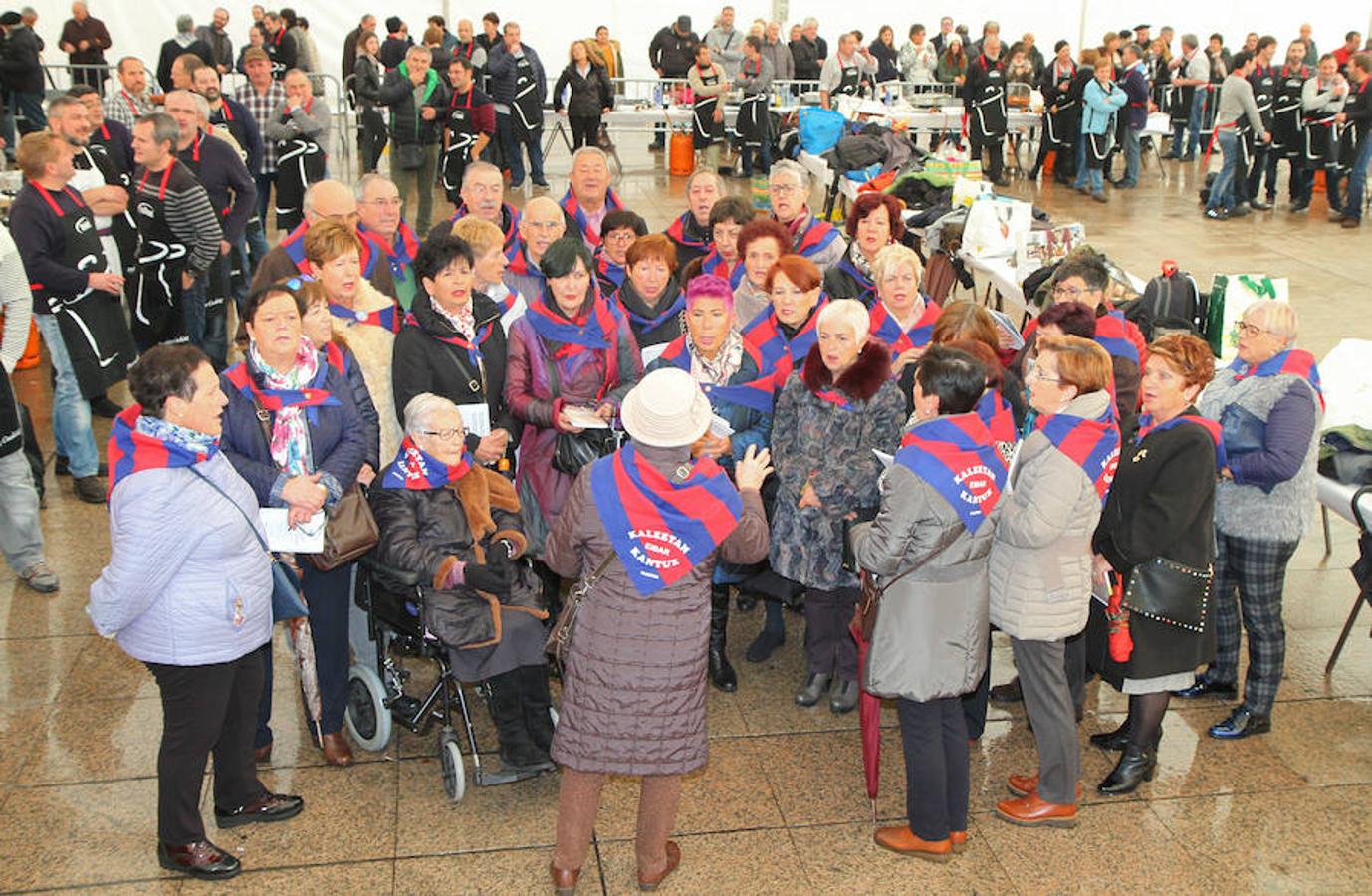 De las 36 parejas que han participado en el XXV concurso de bacalao de San Andrés de Eibar han sido los jóvenes Goren López e Iker Iraolagoitia, de la sociedad Unzaga, quienes se han llevado la txapela. El segundo premio ha sido para Maria MERCEDES Vaquero y Agustín Gómez de la asociación 'Amaña es la Caña'. La pareja formada por José Miguel Tejedor y Javier Ruiz ha ganado el tercer puesto. 