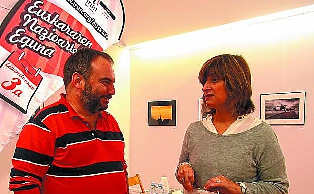 Izagak eta Gomezek Euskararen Eguna aurkeztu zuten.
