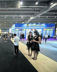 Imagen secundaria 2 - Del campo . Emigrantes rurales de todos los rincones de China acuden a las ciudades sabiendo que allí necesitan mano de obra pra levantar los estands.