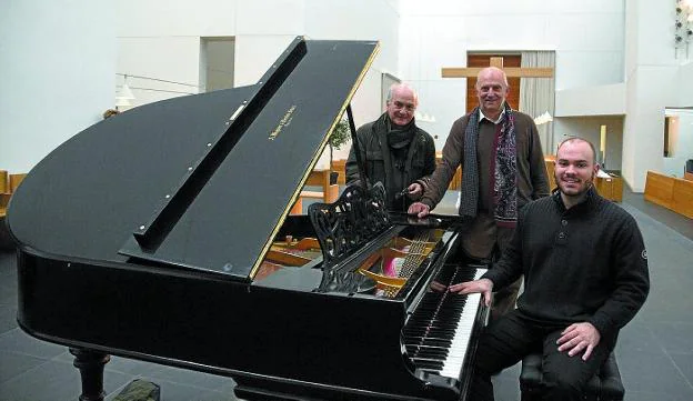 El párroco Jesús Mari Zabaleta, Carlos Ruiz (Kutxa) y el pianista Jon Urdapilleta posan con el piano.
