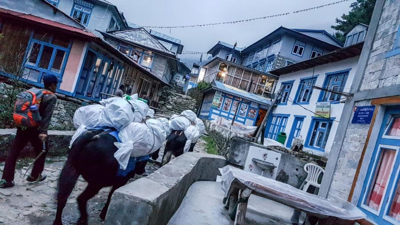 El aeropuerto de Lukla es uno de los más peligrosos del mundo y se encuentra a escasos treinta minutos Kathmandú. De aquí parte la primera etapa hacia nuestro objetivo, el Campo Base del Everest.