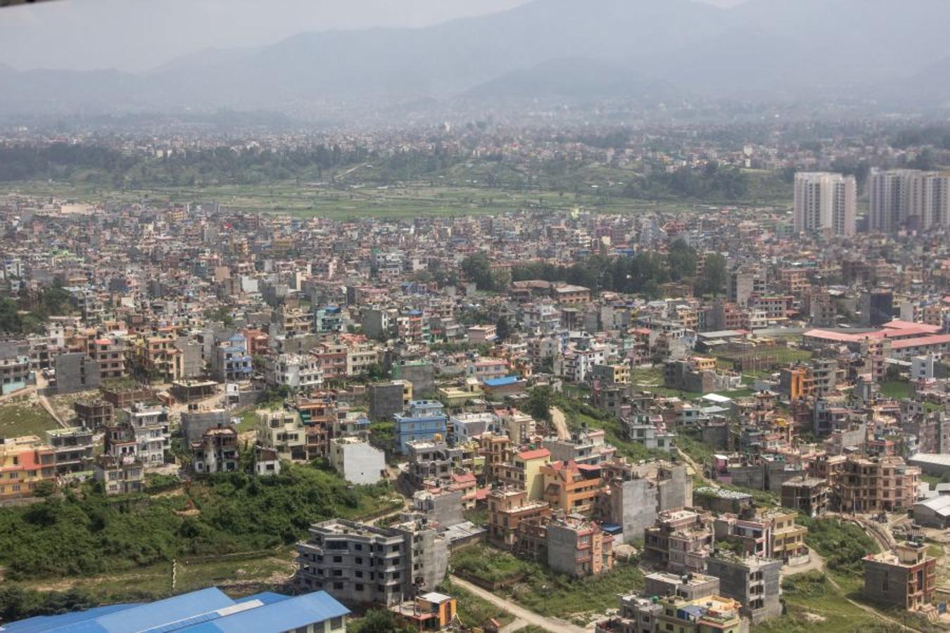 El aeropuerto de Lukla es uno de los más peligrosos del mundo y se encuentra a escasos treinta minutos Kathmandú. De aquí parte la primera etapa hacia nuestro objetivo, el Campo Base del Everest.