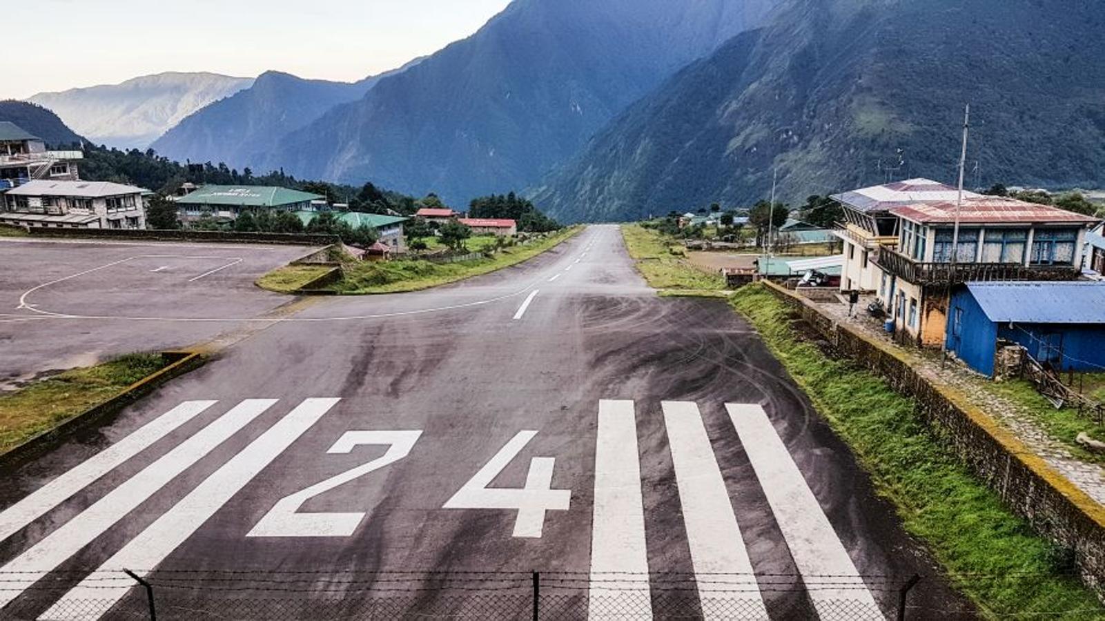 El aeropuerto de Lukla es uno de los más peligrosos del mundo y se encuentra a escasos treinta minutos Kathmandú. De aquí parte la primera etapa hacia nuestro objetivo, el Campo Base del Everest.