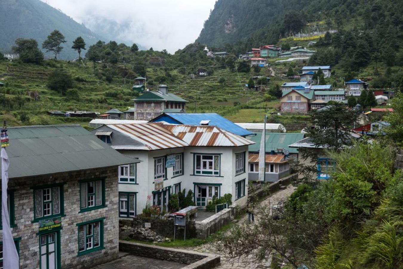 El aeropuerto de Lukla es uno de los más peligrosos del mundo y se encuentra a escasos treinta minutos Kathmandú. De aquí parte la primera etapa hacia nuestro objetivo, el Campo Base del Everest.