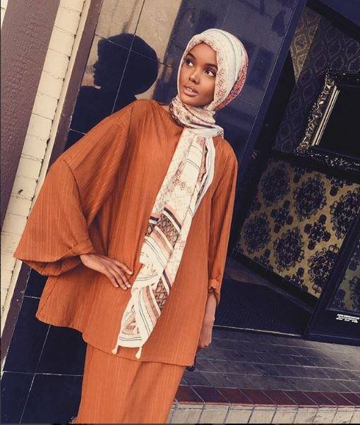 Halima Aden se ha convertido en la primera profesional de la pasarela musulmana que ha fichado por una agencia 'top'.