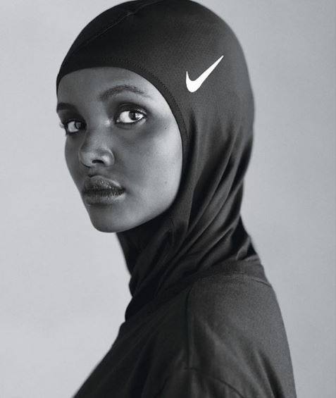 Halima Aden se ha convertido en la primera profesional de la pasarela musulmana que ha fichado por una agencia 'top'.