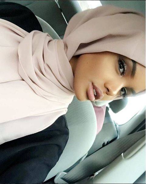 Halima Aden se ha convertido en la primera profesional de la pasarela musulmana que ha fichado por una agencia 'top'.