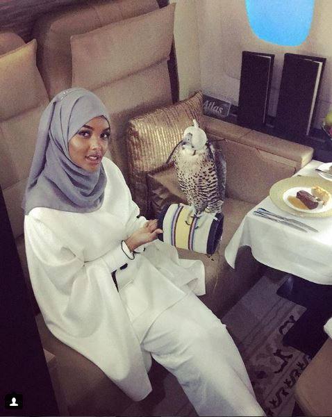 Halima Aden se ha convertido en la primera profesional de la pasarela musulmana que ha fichado por una agencia 'top'.