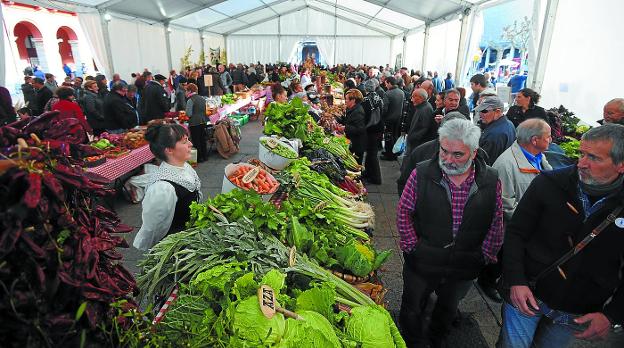 Exhibición. La totalidad de los puestos de verduras se situará este año en la carpa de la plaza de Unzaga.
