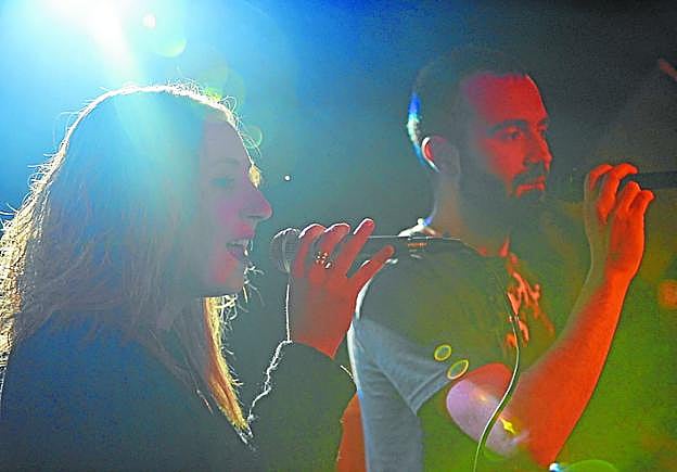 Jon Martin eta Irati Odriozola abesten.