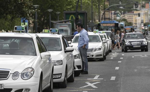 Los taxistas de Gipuzkoa se suman al paro en toda España por las licencias para Uber y Cabify