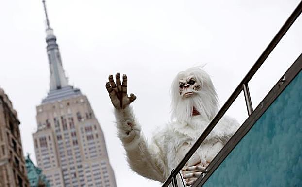 Actor disfrazado de Yeti en Manhattan.