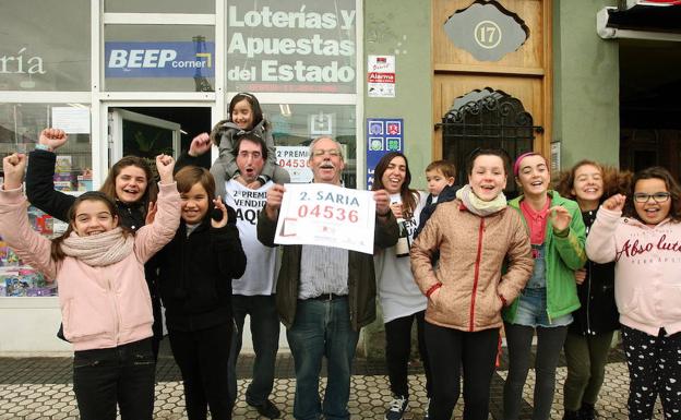 Alegría entre agraciados por el segundo premio de la Lotería de Navidad de 2016, en la librería Amaia de Pasaia Antxo. 