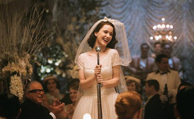 Rachel Brosnahan en la primera escena de 'The Marvelous Mrs. Maisel' (2017).