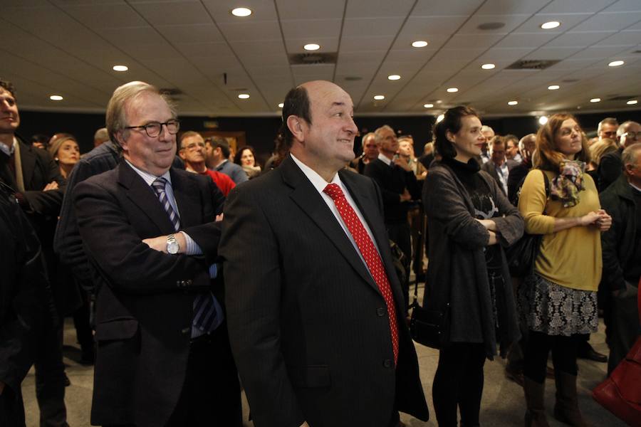 l presidente del EBB del PNV, Andoni Ortuzar, ha abierto este viernes por la noche las puertas de Sabin Etxea a la ciudadanía vasca en la conmemoración del 25 aniversario de su sede en Bilbao con una recepción a la sociedad. 