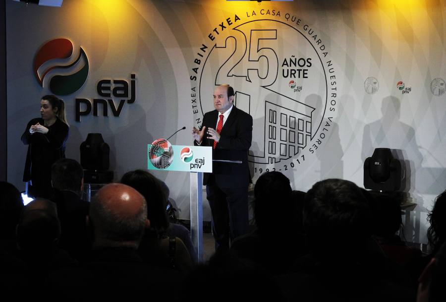 l presidente del EBB del PNV, Andoni Ortuzar, ha abierto este viernes por la noche las puertas de Sabin Etxea a la ciudadanía vasca en la conmemoración del 25 aniversario de su sede en Bilbao con una recepción a la sociedad. 
