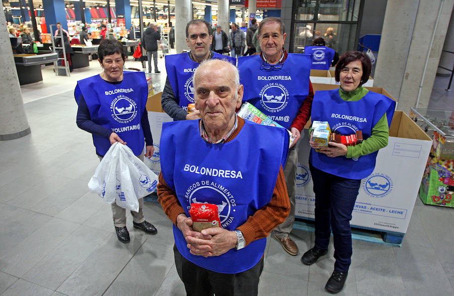 La campaña prenavideña que promueve cada año el Banco de Alimentos de Gipuzkoa apuesta por superar hoy y mañana los 650.000 kilos