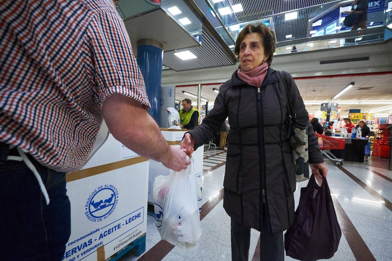 La campaña prenavideña que promueve cada año el Banco de Alimentos de Gipuzkoa apuesta por superar hoy y mañana los 650.000 kilos