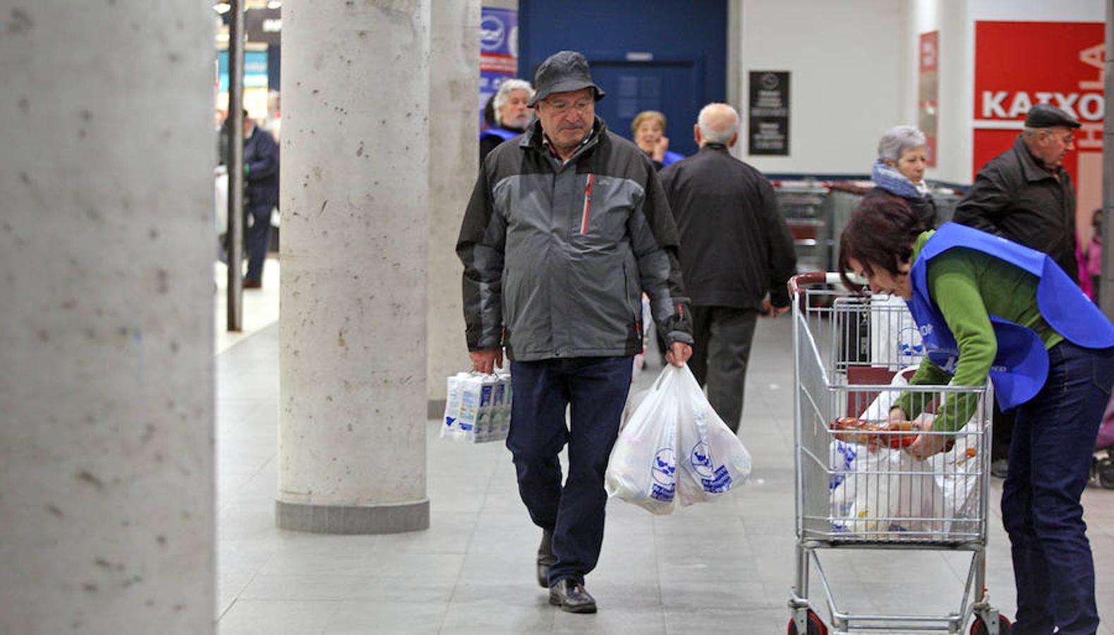 La campaña prenavideña que promueve cada año el Banco de Alimentos de Gipuzkoa apuesta por superar hoy y mañana los 650.000 kilos