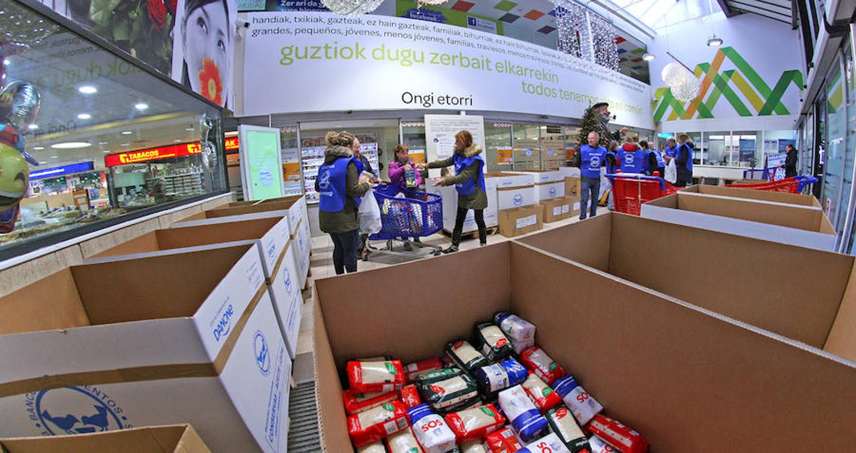 La campaña prenavideña que promueve cada año el Banco de Alimentos de Gipuzkoa apuesta por superar hoy y mañana los 650.000 kilos