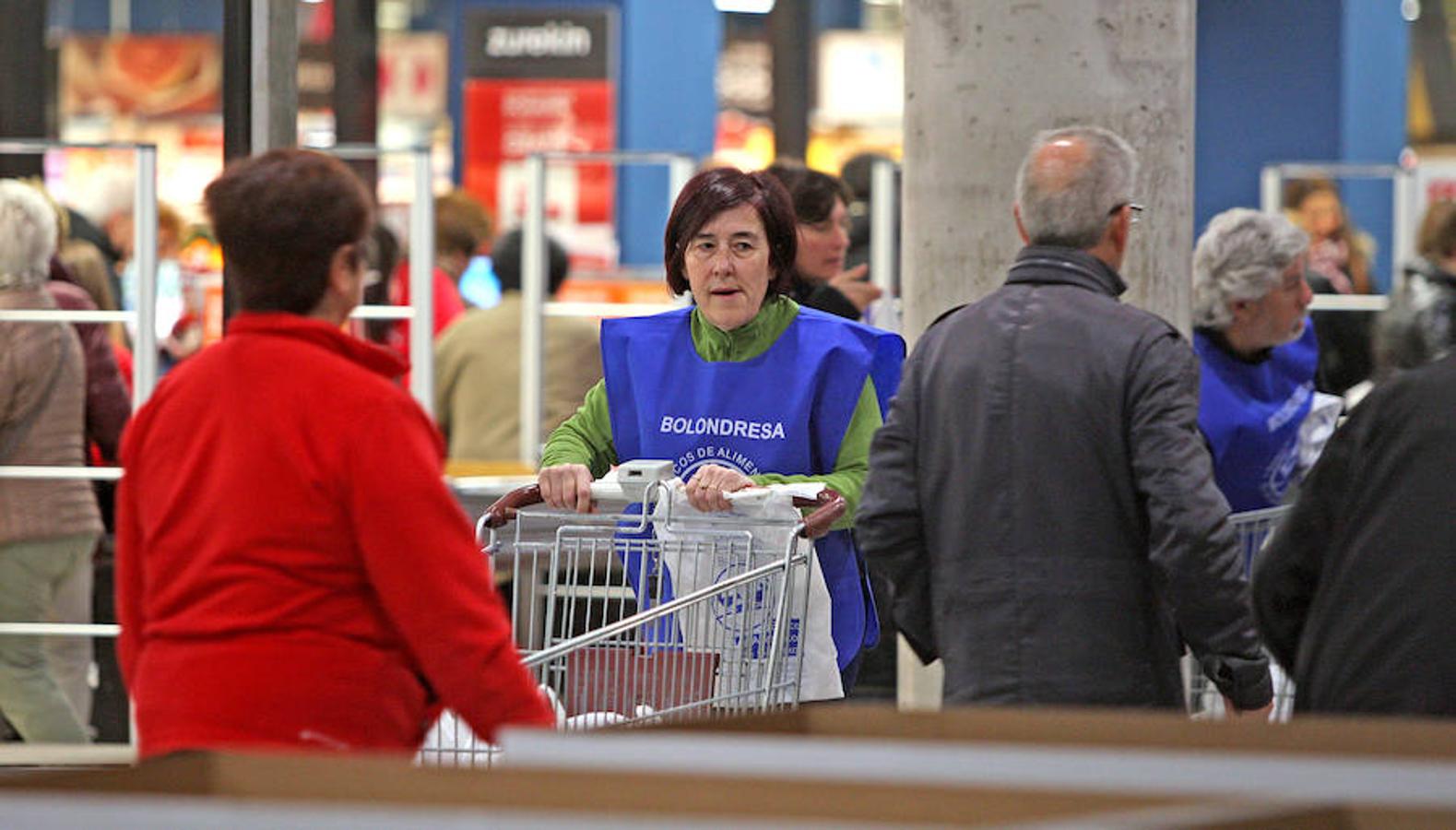 La campaña prenavideña que promueve cada año el Banco de Alimentos de Gipuzkoa apuesta por superar hoy y mañana los 650.000 kilos