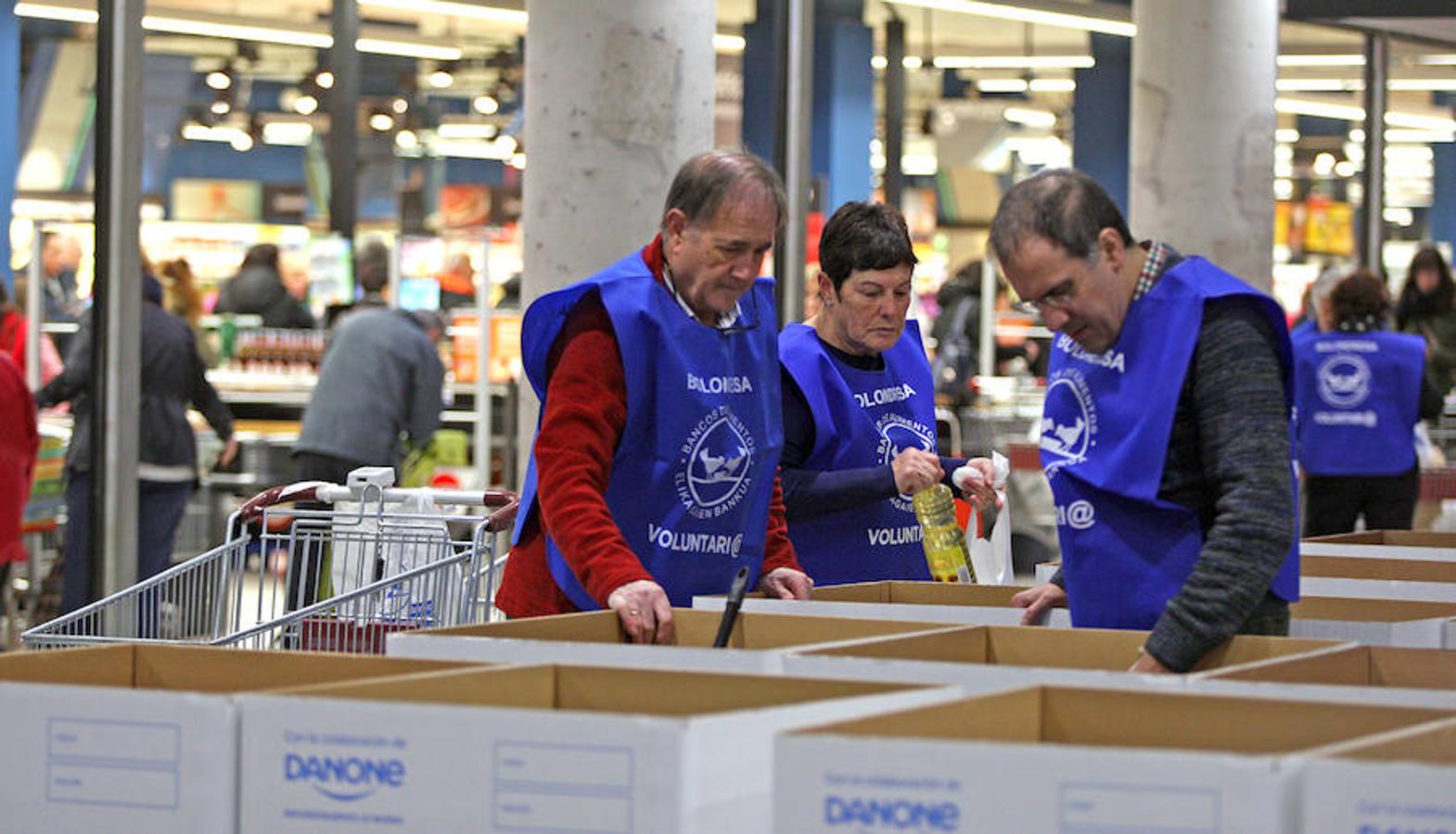 La campaña prenavideña que promueve cada año el Banco de Alimentos de Gipuzkoa apuesta por superar hoy y mañana los 650.000 kilos