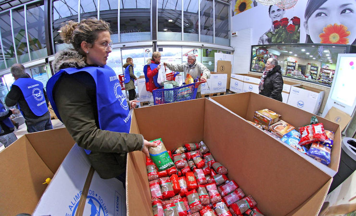 La campaña prenavideña que promueve cada año el Banco de Alimentos de Gipuzkoa apuesta por superar hoy y mañana los 650.000 kilos