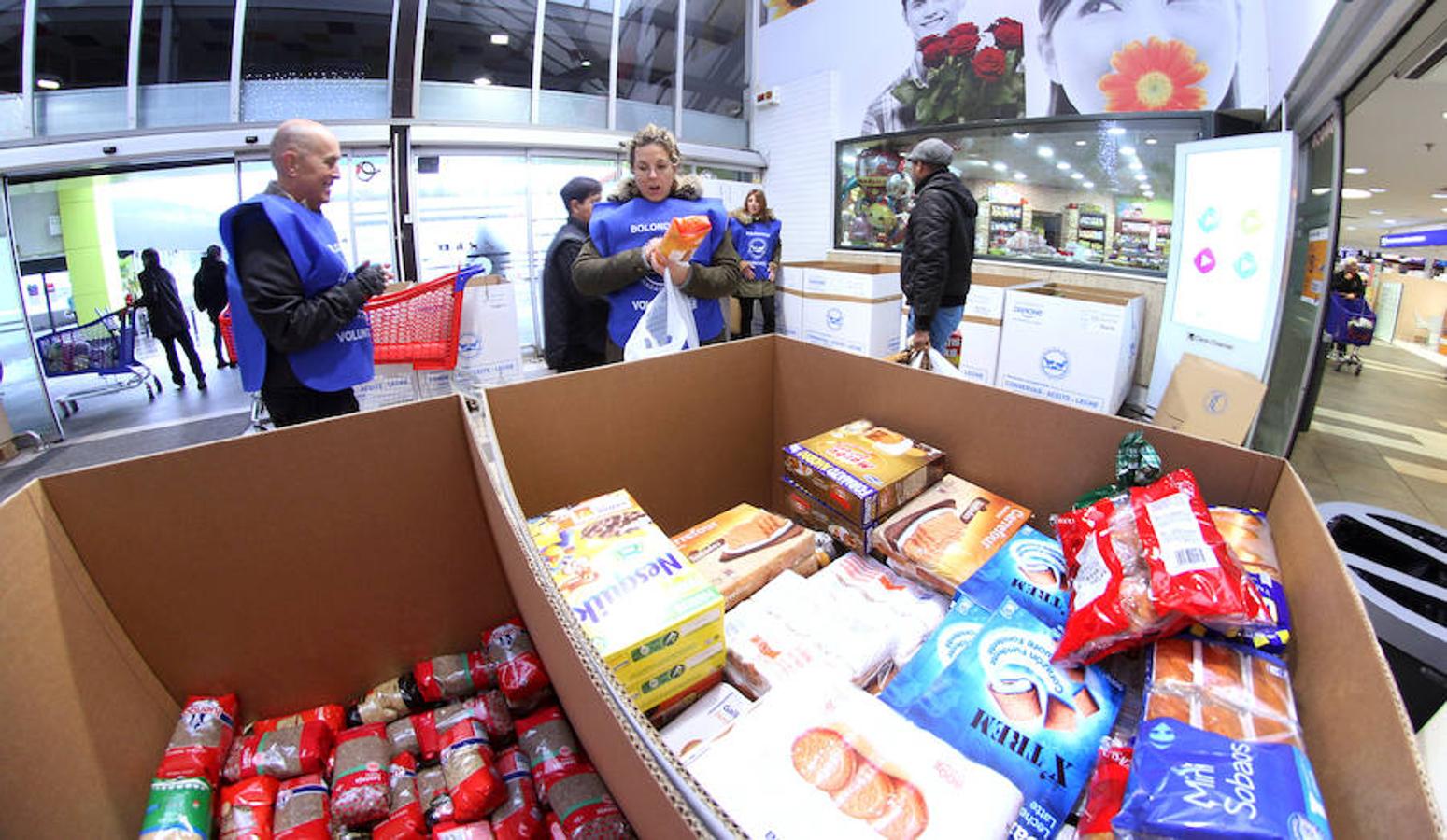 La campaña prenavideña que promueve cada año el Banco de Alimentos de Gipuzkoa apuesta por superar hoy y mañana los 650.000 kilos