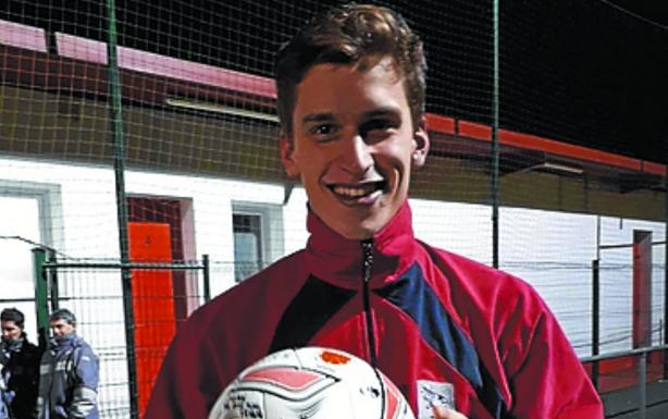 Borja Arregui se fue con el balón firmado por sus compañeros. 