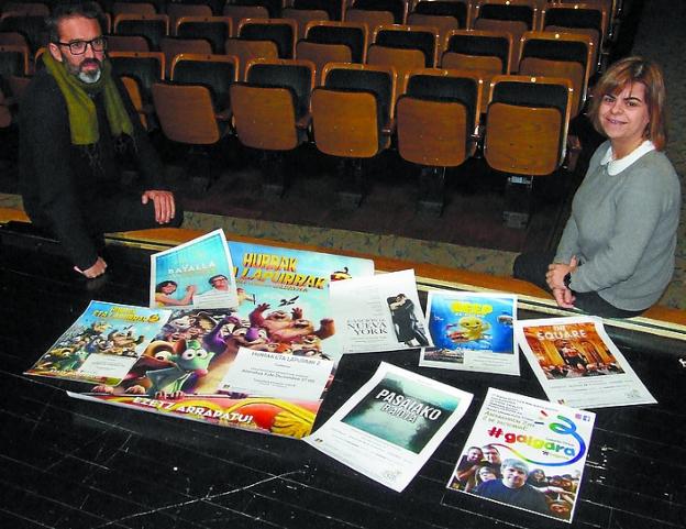 Iker Tolosa y Maite Iglesias, con los carteles de los actos.  